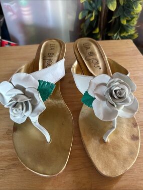 Lia Bijou White Floral Thong Sandals with Gold Footbed